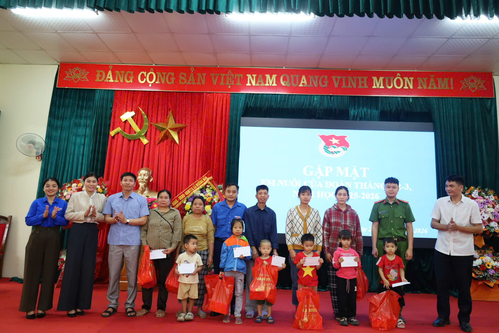 Đoàn xã Mường Mìn gặp mặt "Em nuôi của Đoàn" quý I năm học 2025 - 2026 