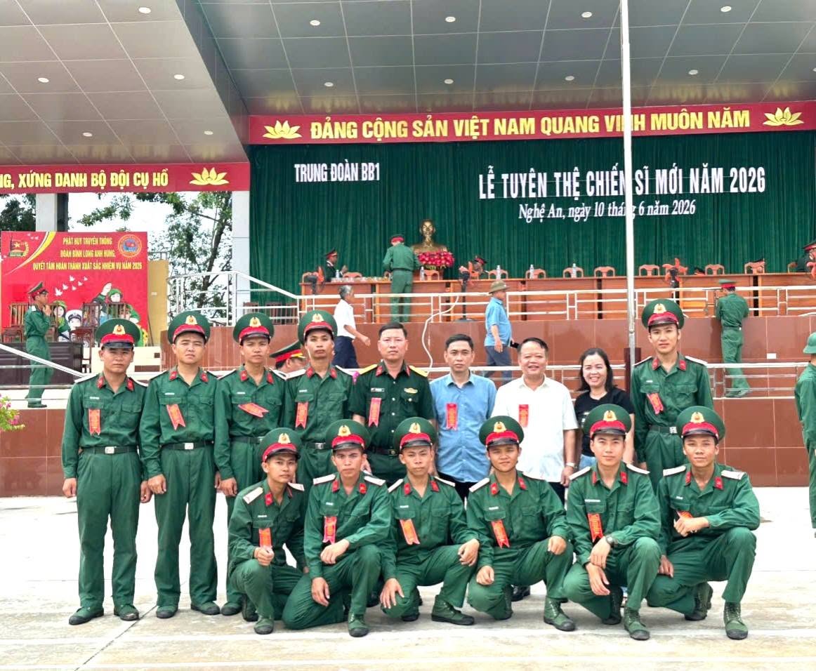 LÃNH ĐẠO XÃ YÊN THẮNG THĂM, ĐỘNG VIÊN CHIẾN SĨ MỚI NHÂN DỊP LỄ TUYÊN THỆ