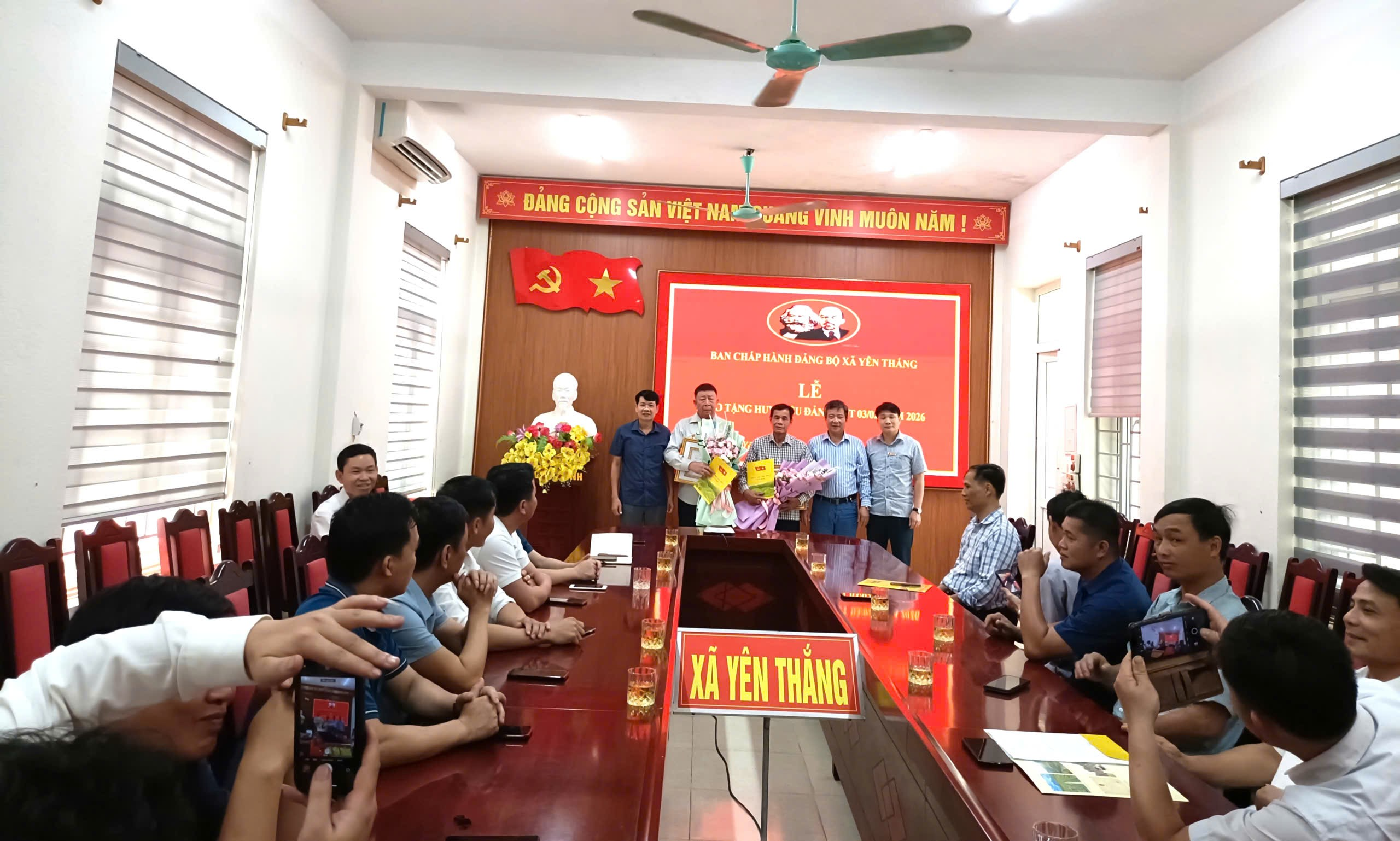 ĐẢNG BỘ XÃ YÊN THẮNG TRAO HUY HIỆU ĐẢNG ĐỢT 03/02/2026