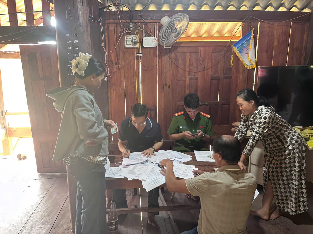 Tăng cường triển khai công tác chi trả an sinh xã hội không dùng tiền mặt trên địa bàn xã Yên Thắng