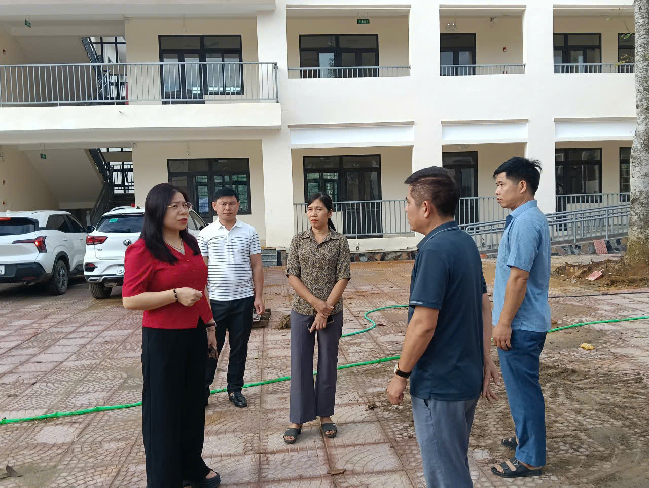 ​đồng chí Lê Thị Kiêu, Phó Bí thư Thường trực Đảng ủy, Chủ tịch HĐND xã kiểm tra công tác chuẩn bị khai giảng năm học mới 2026–2027