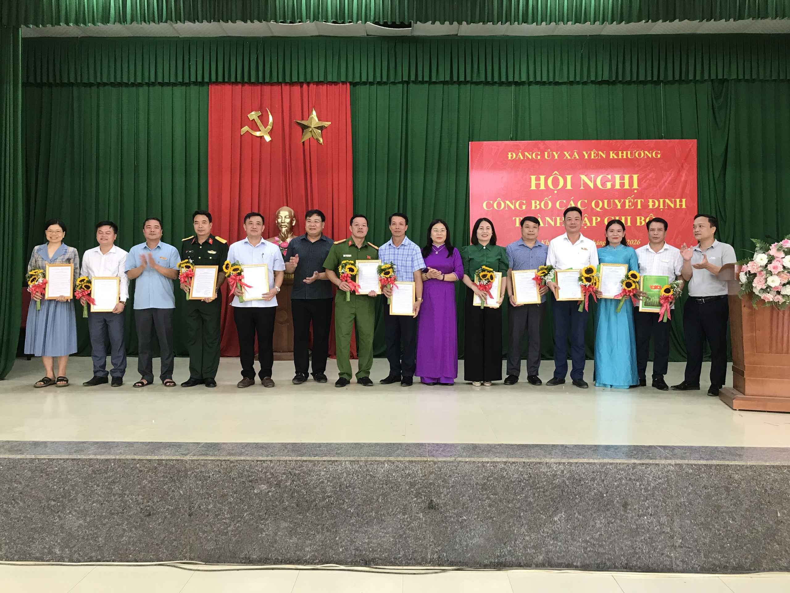 YÊN KHƯƠNG TỔ CHỨC HỘI NGHỊ CÔNG BỐ, TRAO CÁC QUYẾT ĐỊNH VỀ TỔ CHỨC ĐẢNG