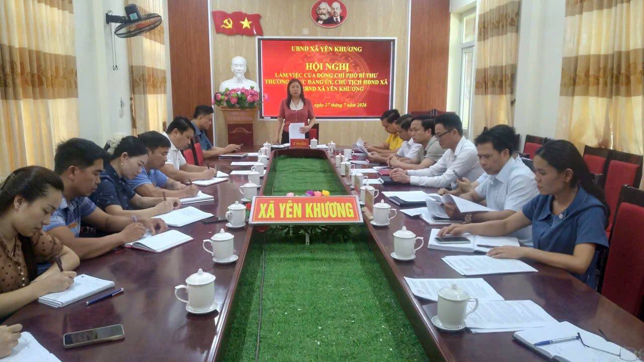 ĐỒNG CHÍ LÊ THỊ KIÊU – PHÓ BÍ THƯ THƯỜNG TRỰC ĐẢNG ỦY, CHỦ TỊCH HĐND XÃ LÀM VIỆC VỚI UBND XÃ YÊN KHƯƠNG
