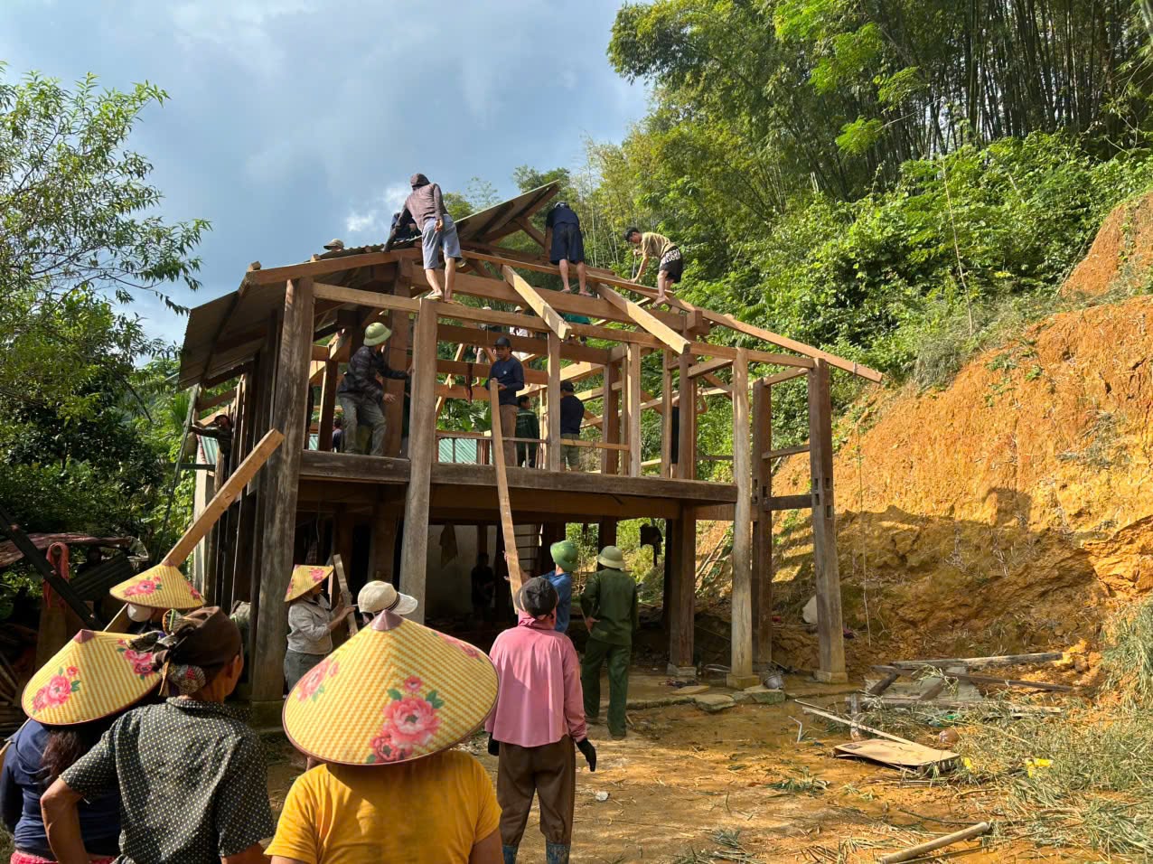 KHẨN CẤP THÁO DỠ, DI DỜI HỘ DÂN BỊ ẢNH HƯỞNG DO SẠT LỞ ĐẤT