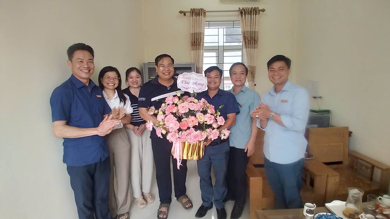 LÃNH ĐẠO XÃ YÊN KHƯƠNG TẶNG HOA CHÚC MỪNG BAN XÂY DỰNG ĐẢNG NHÂN KỶ NIỆM 96 NĂM NGÀY TRUYỀN THỐNG NGÀNH TUYÊN GIÁO CỦA ĐẢNG (01/8/1930 – 01/8/2026)