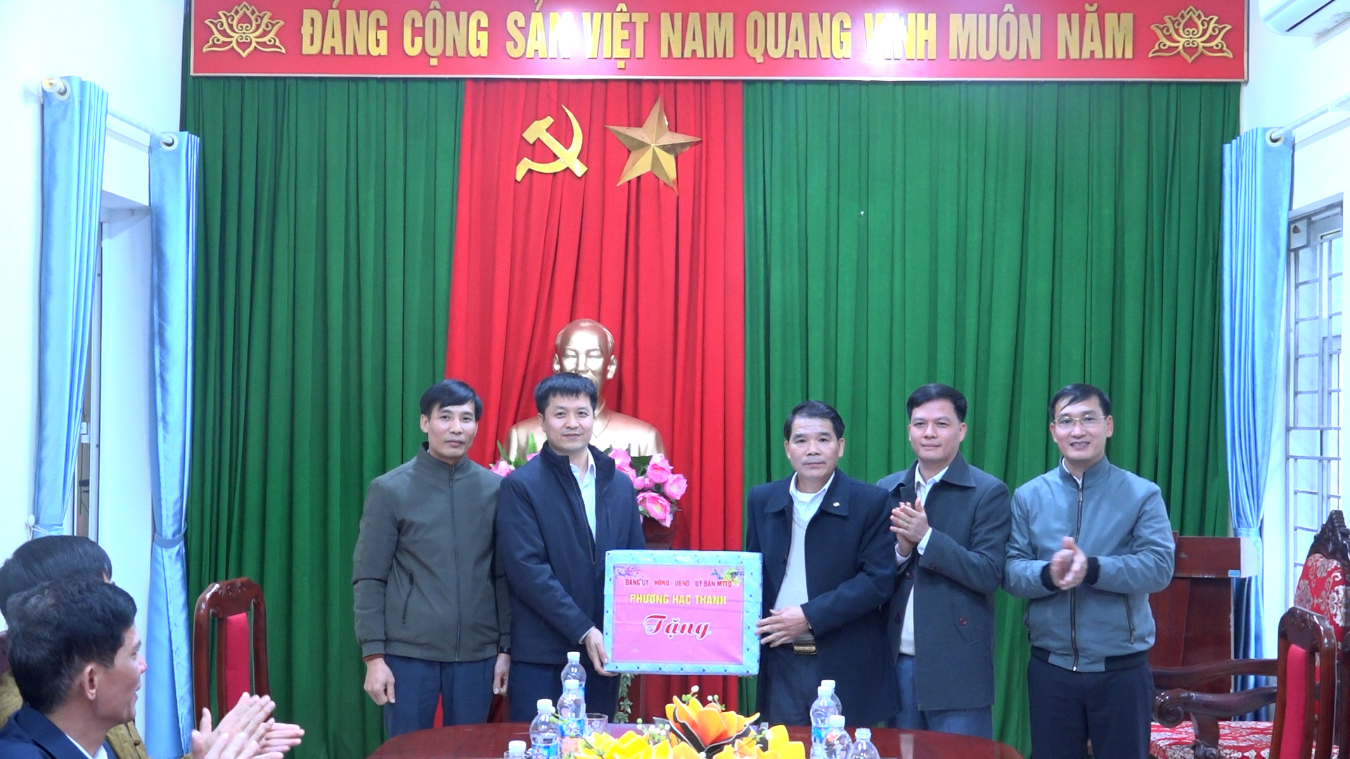 Phường Hạc Thành tặng quà nhân dịp Tết Nguyên đán Bính Ngọ 2026 cho cán bộ và Nhân dân xã Giao An