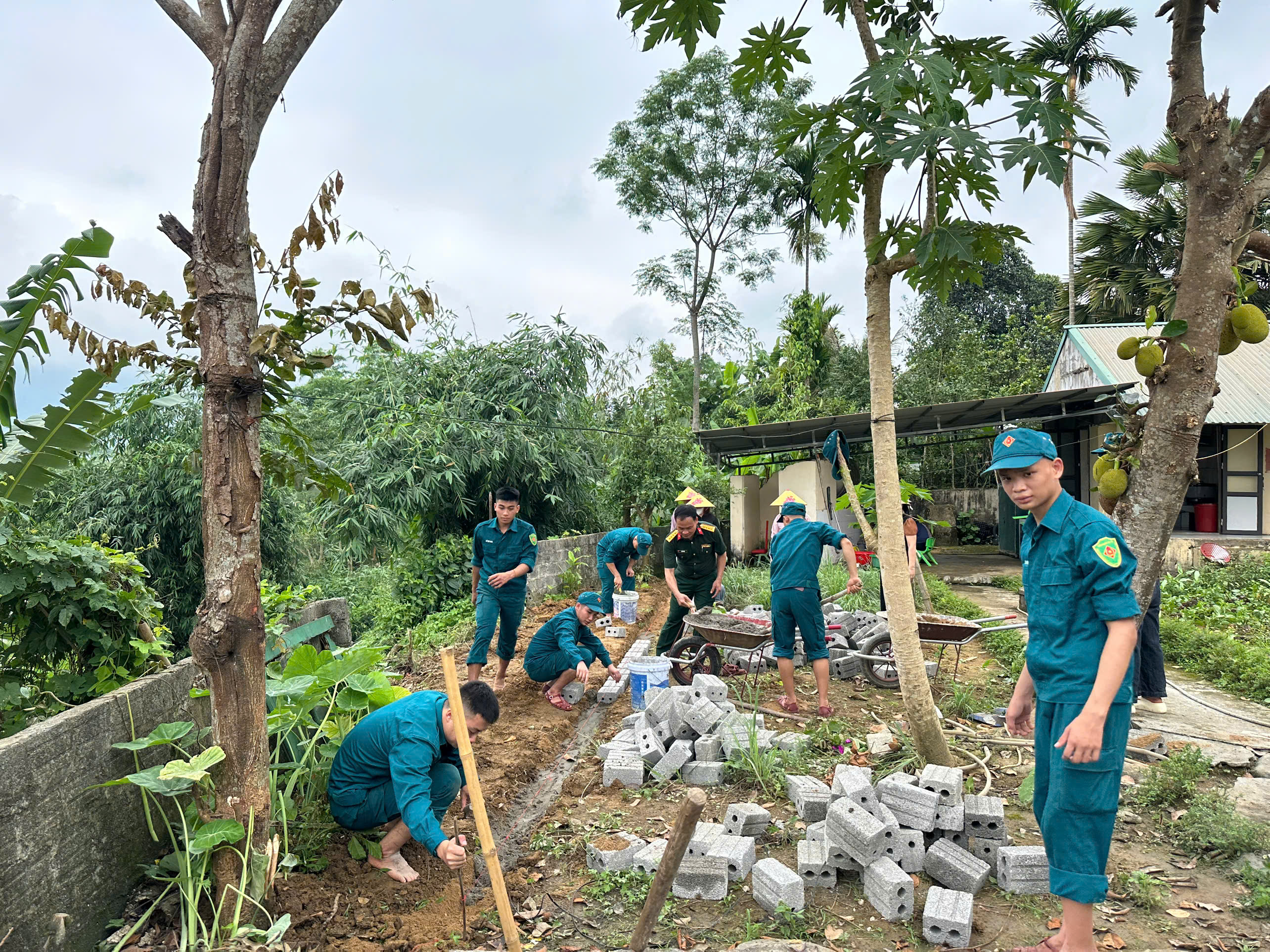 Tuổi trẻ lực lượng vũ trang chung tay khắc phục hậu quả thiên tai