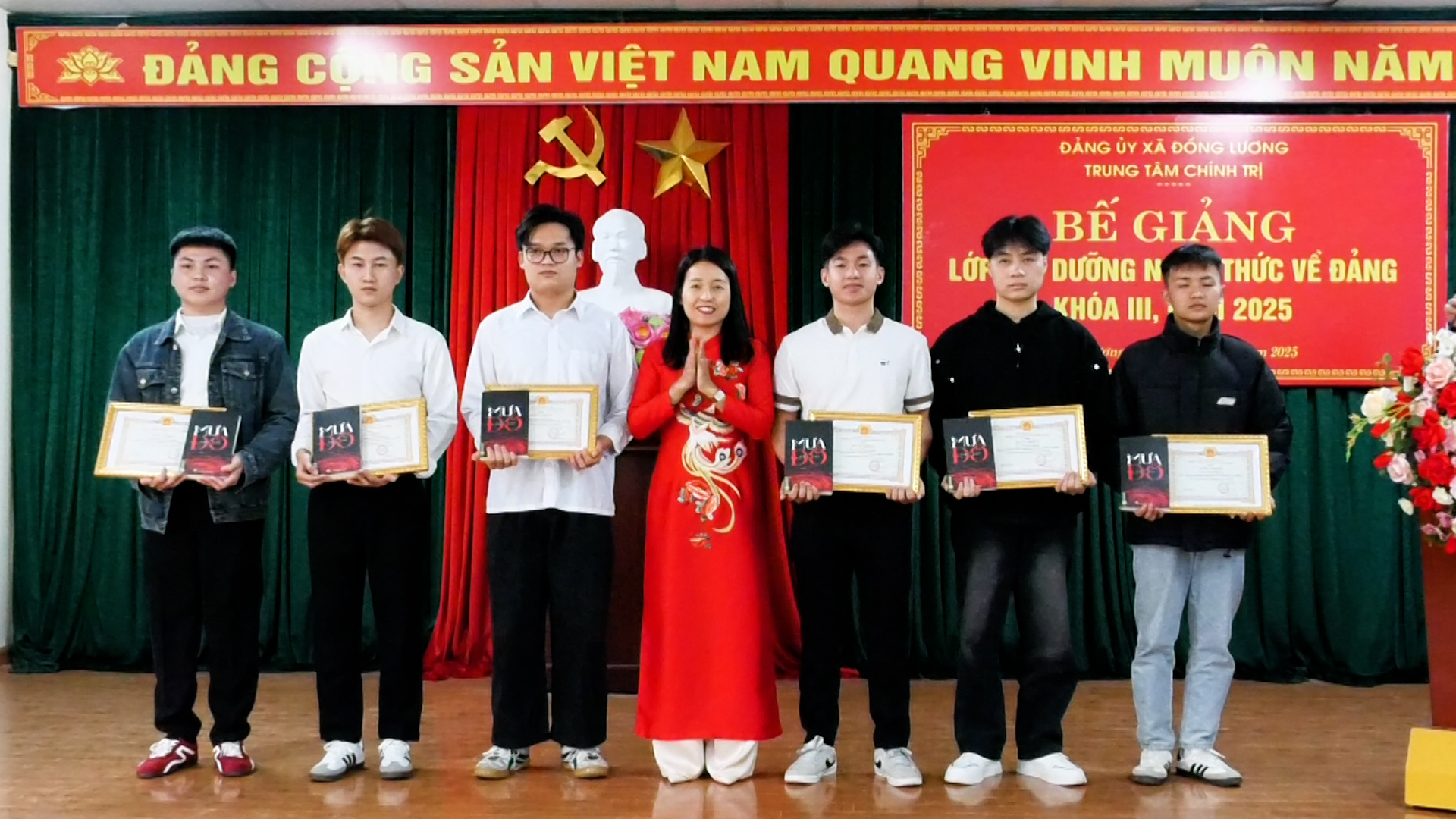 Bế giảng lớp Bồi dưỡng nhận thức về Đảng khóa III năm 2025