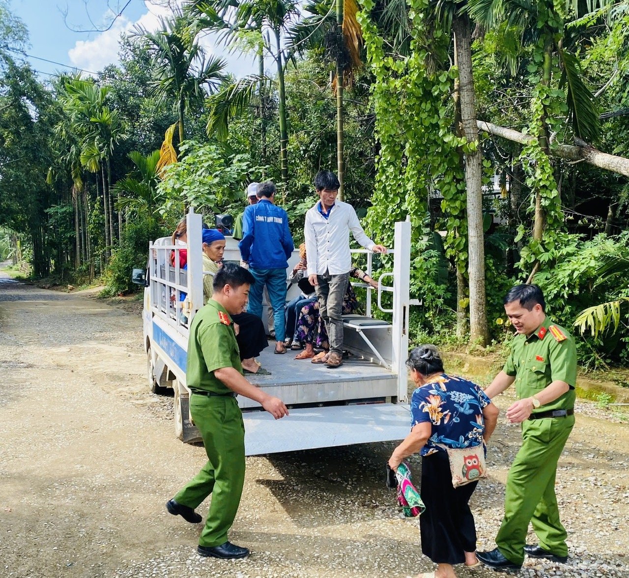 Công an xã Đồng Lương thực hiện cao điểm cấp CCCD, kích hoạt định danh điện tử mức độ 2.
