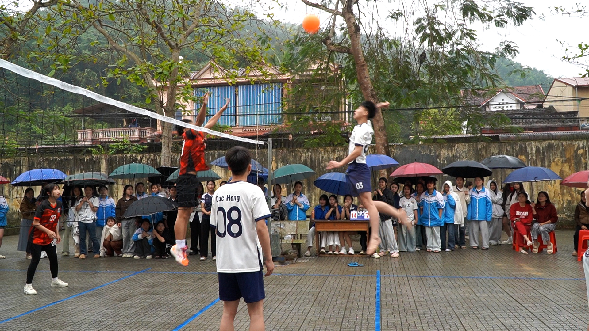 Sôi nổi giải bóng chuyền hơi nam nữ chào mừng ngày Bầu cử và kỷ niệm 95 năm thành lập Đoàn Thanh niên Cộng sản Hồ Chí Minh