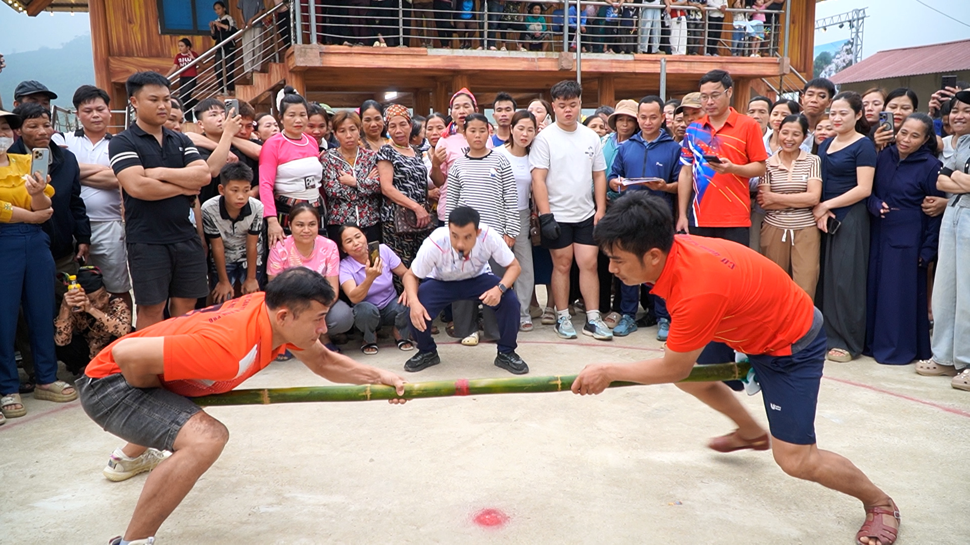 Sôi nổi, hấp dẫn giải thể thao truyền thống tại không gian văn hoá chợ đêm vùng cao bản Năng Cát