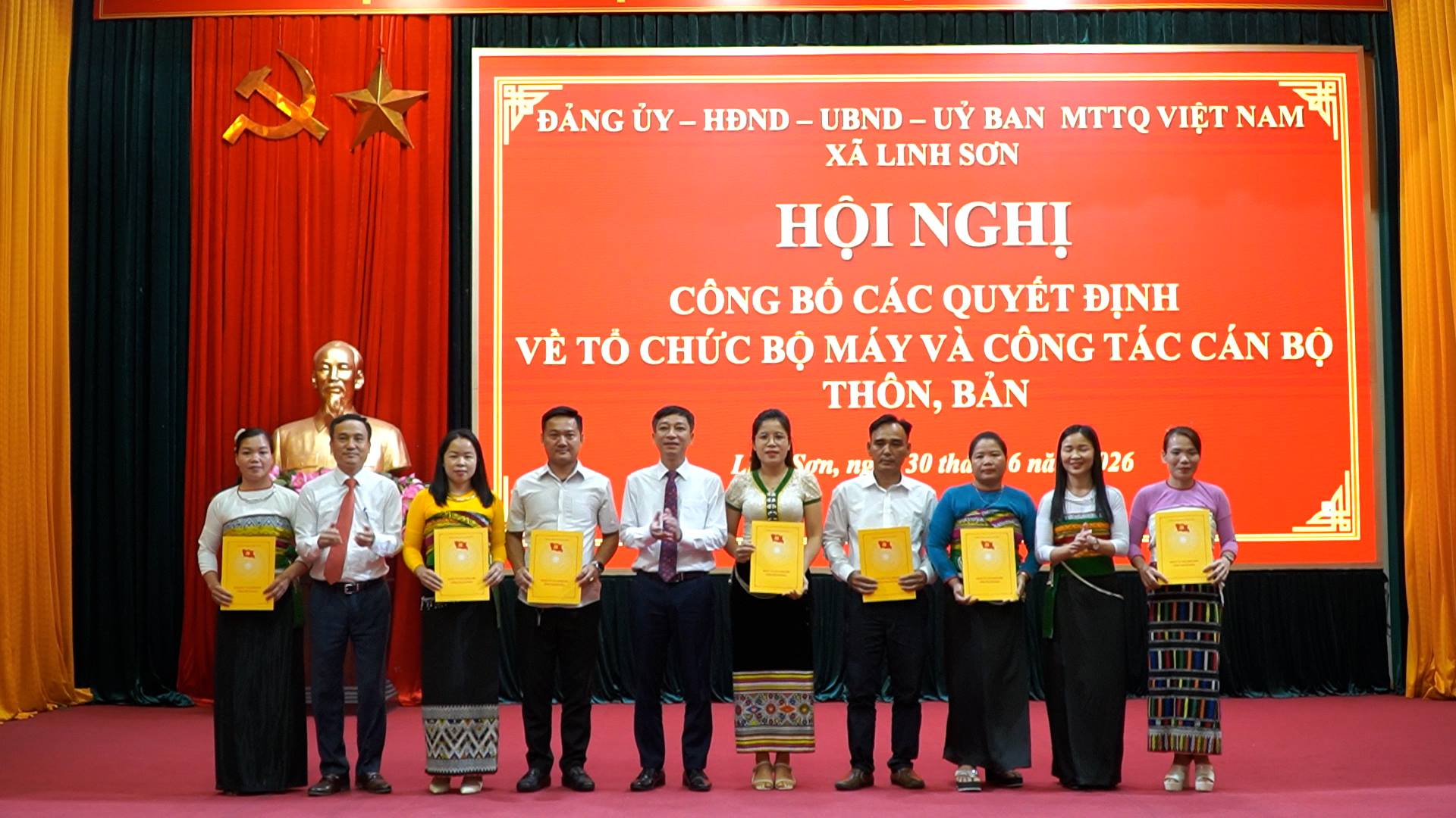 Xã Linh Sơn công bố các quyết định về tổ chức bộ máy và công tác cán bộ sau sắp xếp thôn, bản
