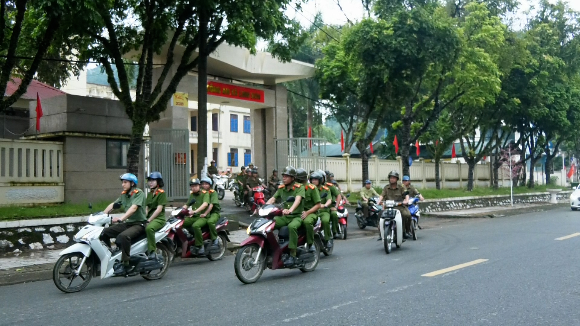 Công an xã Linh Sơn ra quân hỗ trợ người dân thực hiện thủ tục hành chính