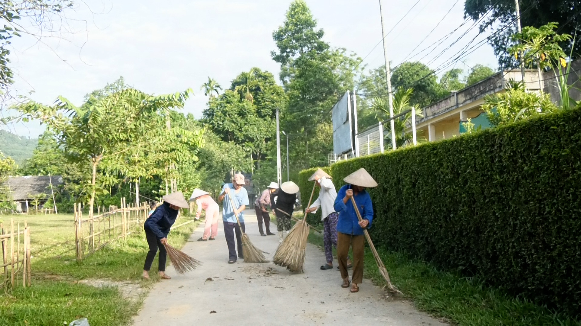 Bản Giàng Vìn ra quân dọn vệ sinh môi trường chào mừng Đại hội Đảng bộ xã
