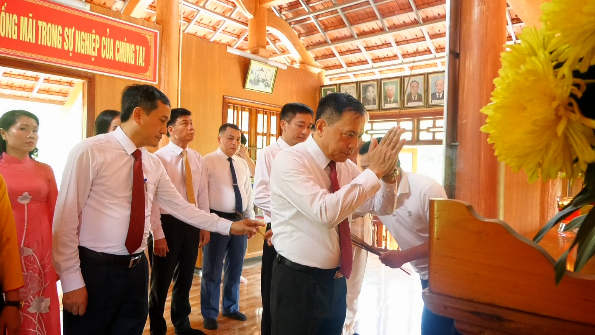Đoàn đại biểu xã Linh Sơn dâng hương tại nhà sàn truyền thống và Nghĩa trang Liệt sĩ trước thềm Đại hội Đảng bộ xã lần thứ nhất, nhiệm kỳ 2025 - 2030