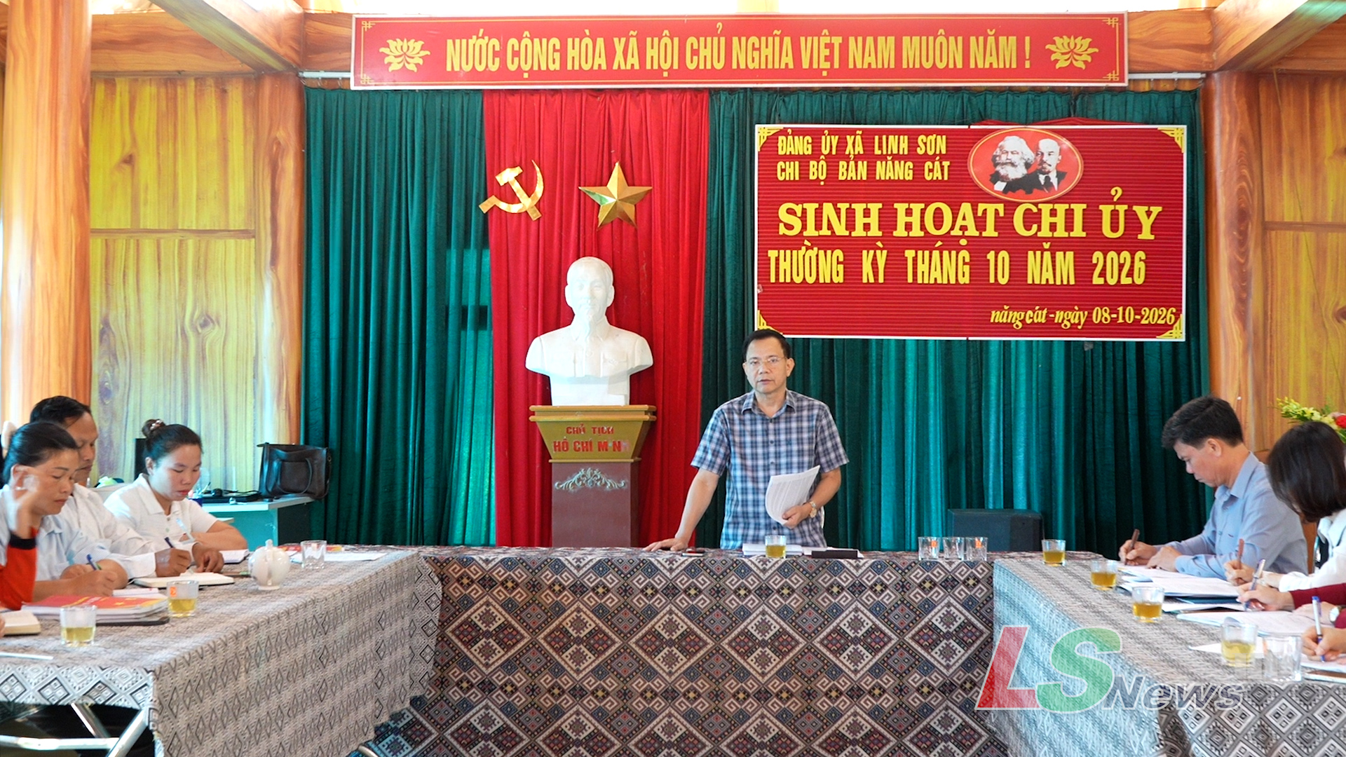 Bí thư Đảng ủy Nguyễn Xuân Hồng làm việc với Chi uỷ chi bộ bản Năng Cát