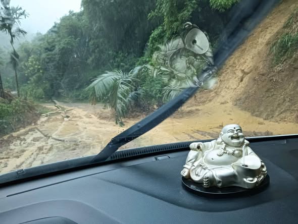THÔNG BÁO KHẨN: TỈNH LỘ 530B ĐOẠN QUA XÃ VĂN PHÚ ĐANG TẮC ĐƯỜNG CẢ HAI CHIỀU