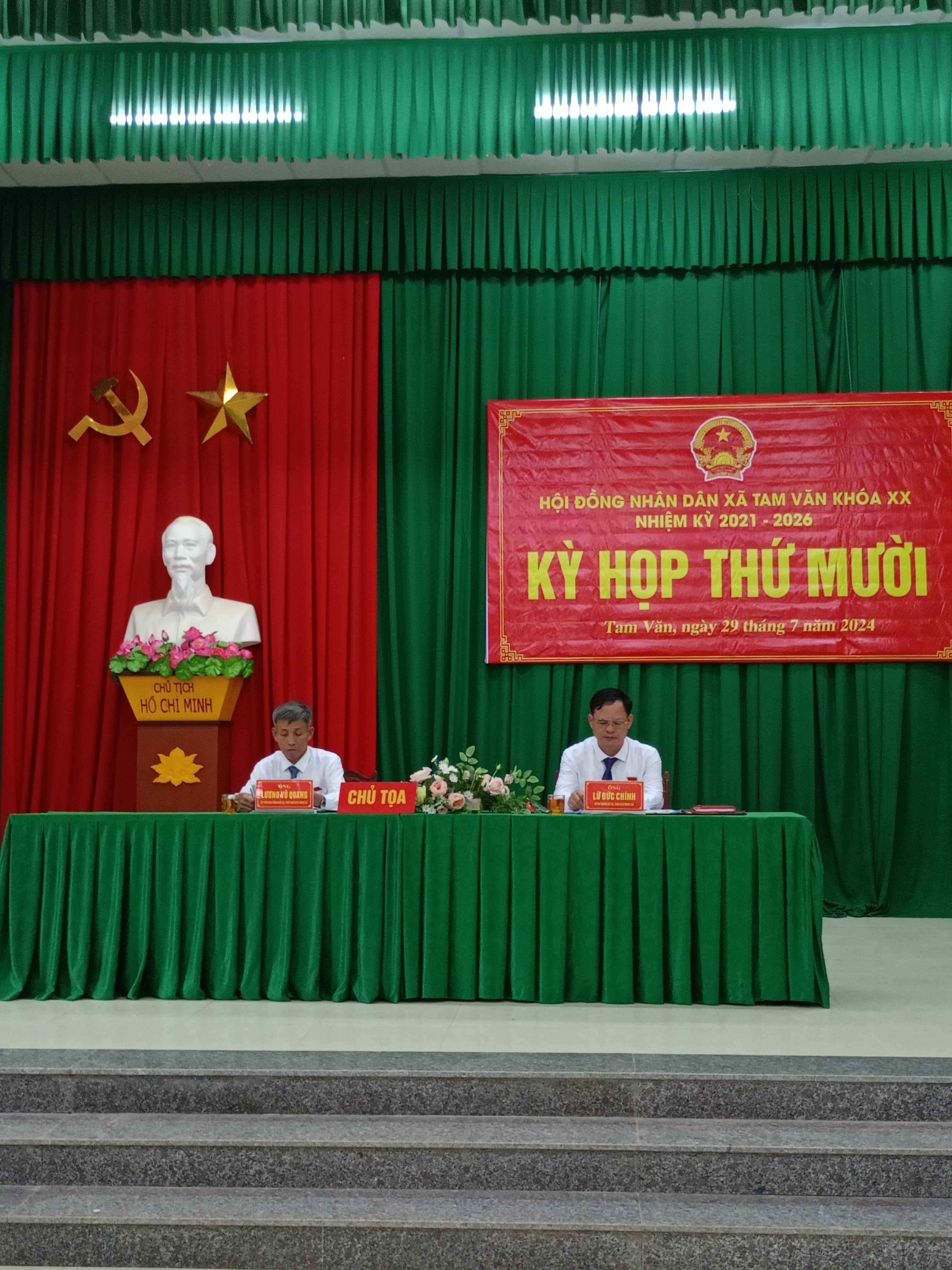 Chủ tọa điều hành.jpg