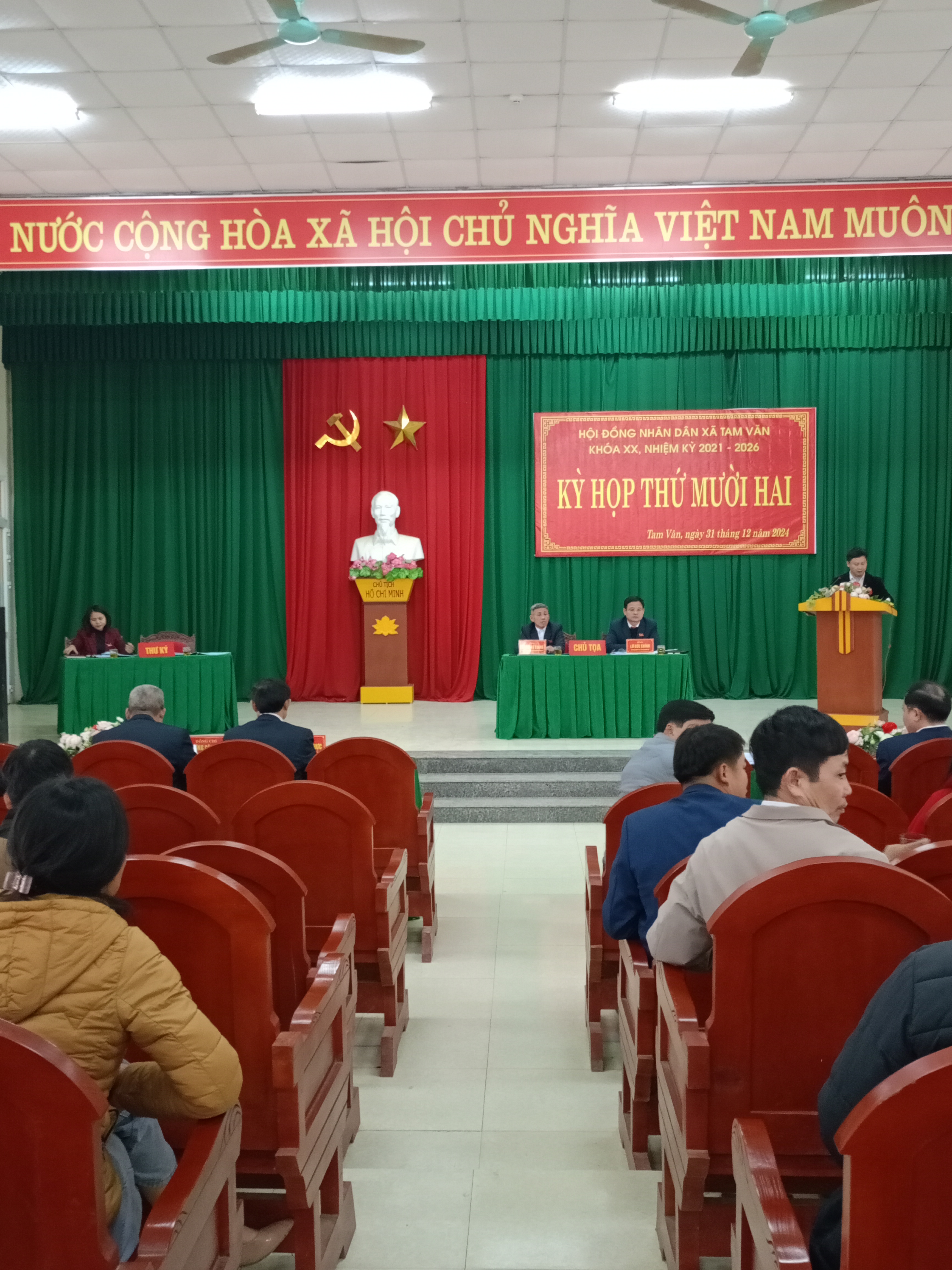 Toàn cảnh kỳ họp.jpg