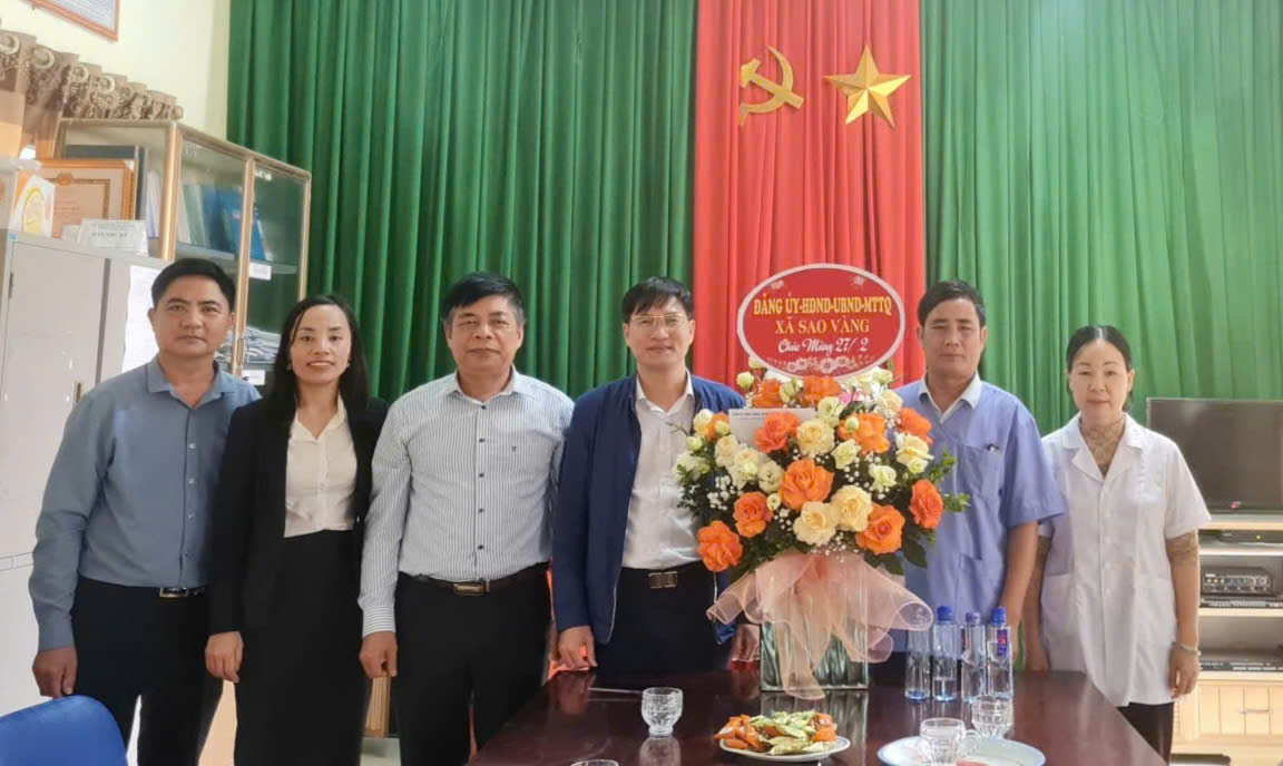 Lãnh đạo xã Sao Vàng chúc mừng Ngày thầy thuốc Việt Nam