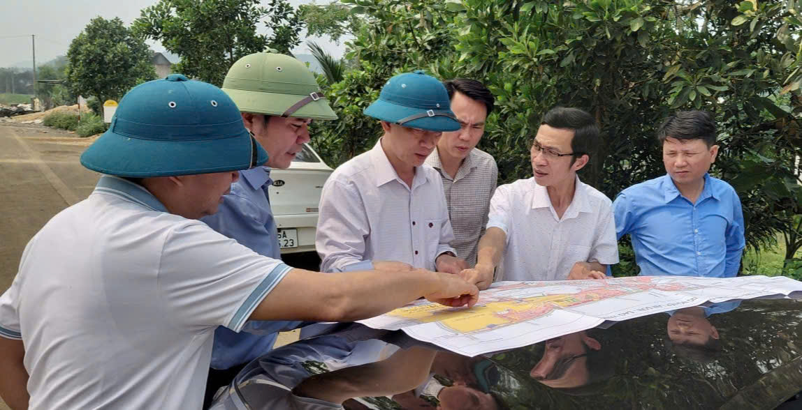 Đồng chí Bí thư Đảng uỷ, Chủ tịch HĐND xã Sao Vàng Mai Văn Hải kiểm tra công tác GPMB thực hiện các dự án trên địa bàn