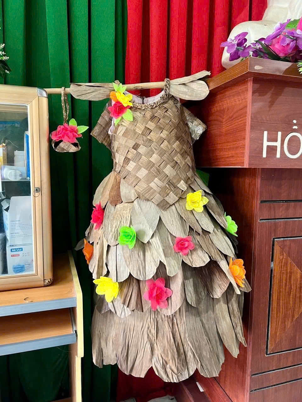 A dress made of leaves and flowers
AI-generated content may be incorrect.