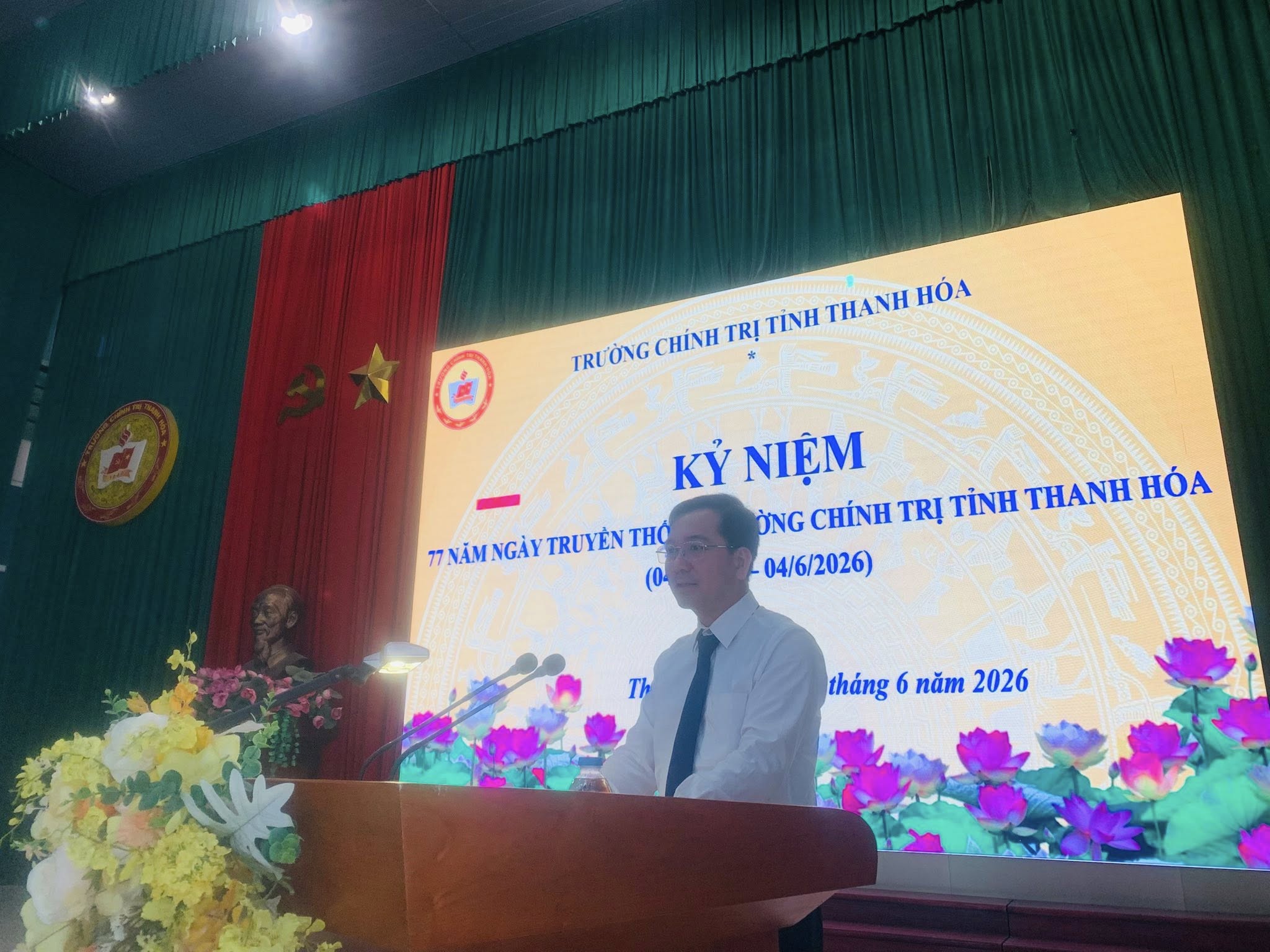 Có thể là hình ảnh về cái bục và văn bản cho biết 'TRƯỚNG TRU ONG CHÍNH TRỊ TÌNH THANH HÓA 77NAM NAMNGÀY NGÀY TRUYỀN THÔ (0 KỶ NIỆM ÒNG CHÍNH TRỊ TINH THANH HÓA 04/6/2026) Th tháng năm 2026'