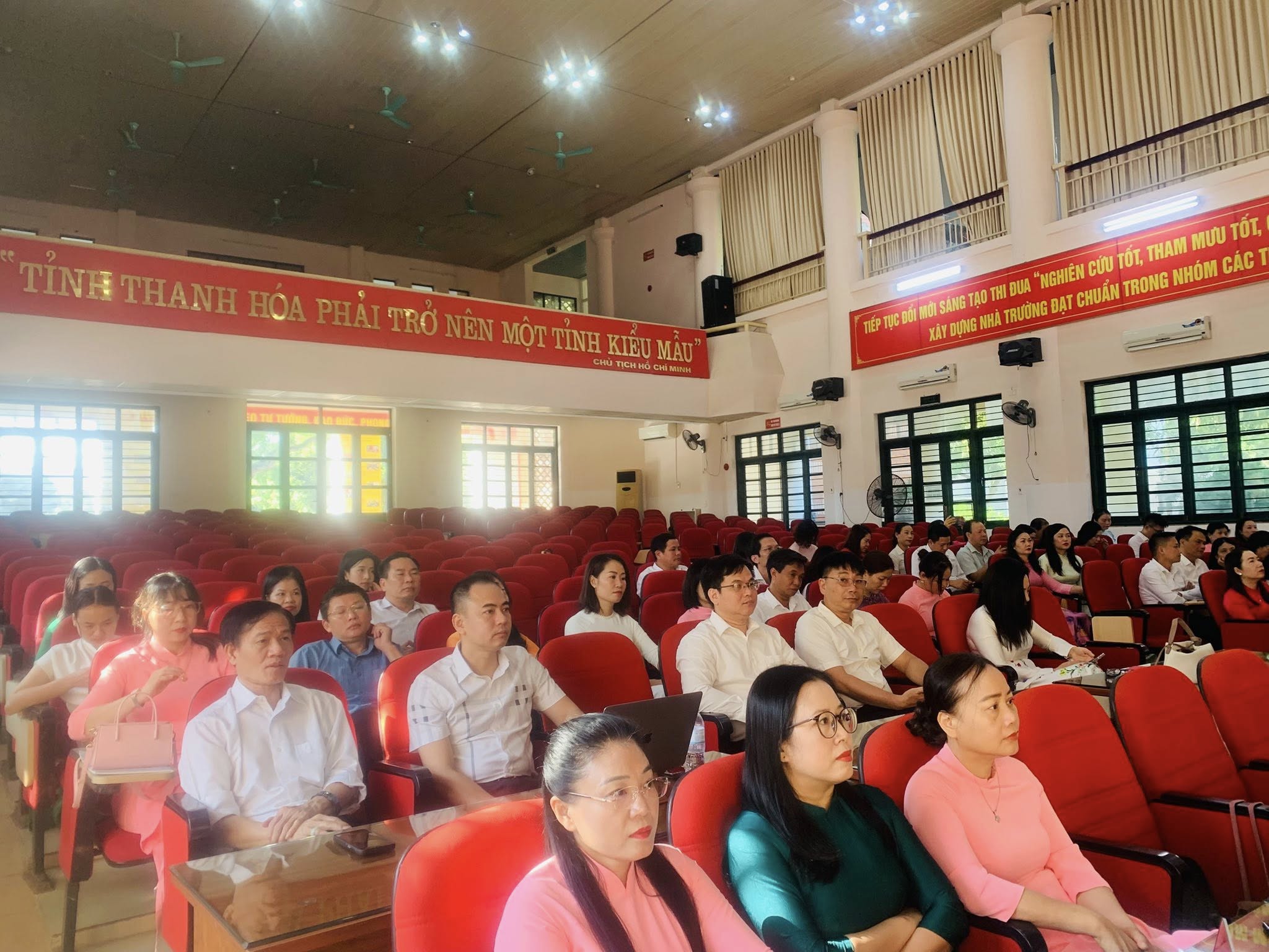Có thể là hình ảnh về một hoặc nhiều người, mọi người đang học và văn bản