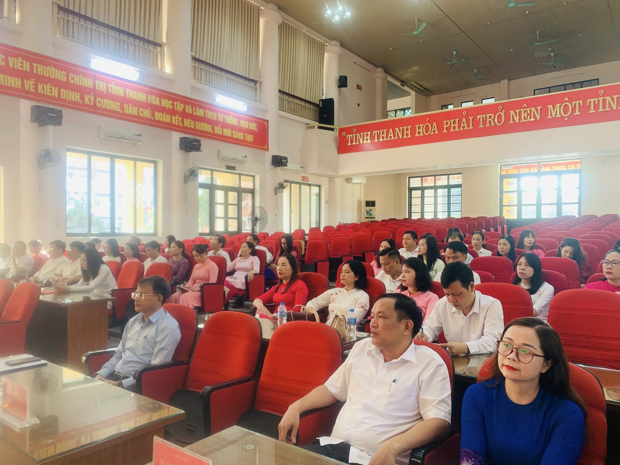 Có thể là hình ảnh về một hoặc nhiều người và văn bản cho biết 'VIÊN TRƯỞNG CHINH TRI Tim THANH INH VỆ KIÊN ĐỊNH, KỲ CƯƠNG DÀN CHU, DOAN EL 耐 DIDNG 数品 TRỞ RỞNÊN NÊN MỘT TỈN TINH THANH HOA PHÁI'