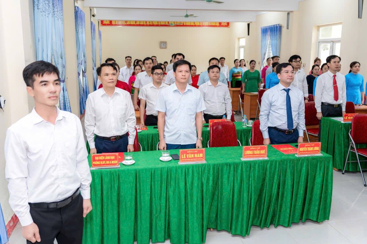 G:\CN\1. CN lớp XÃ ĐỒNG LƯƠNG\Tin KG\Ảnh KG\IMG_9475 Ảnh 2 chào cờ.JPG