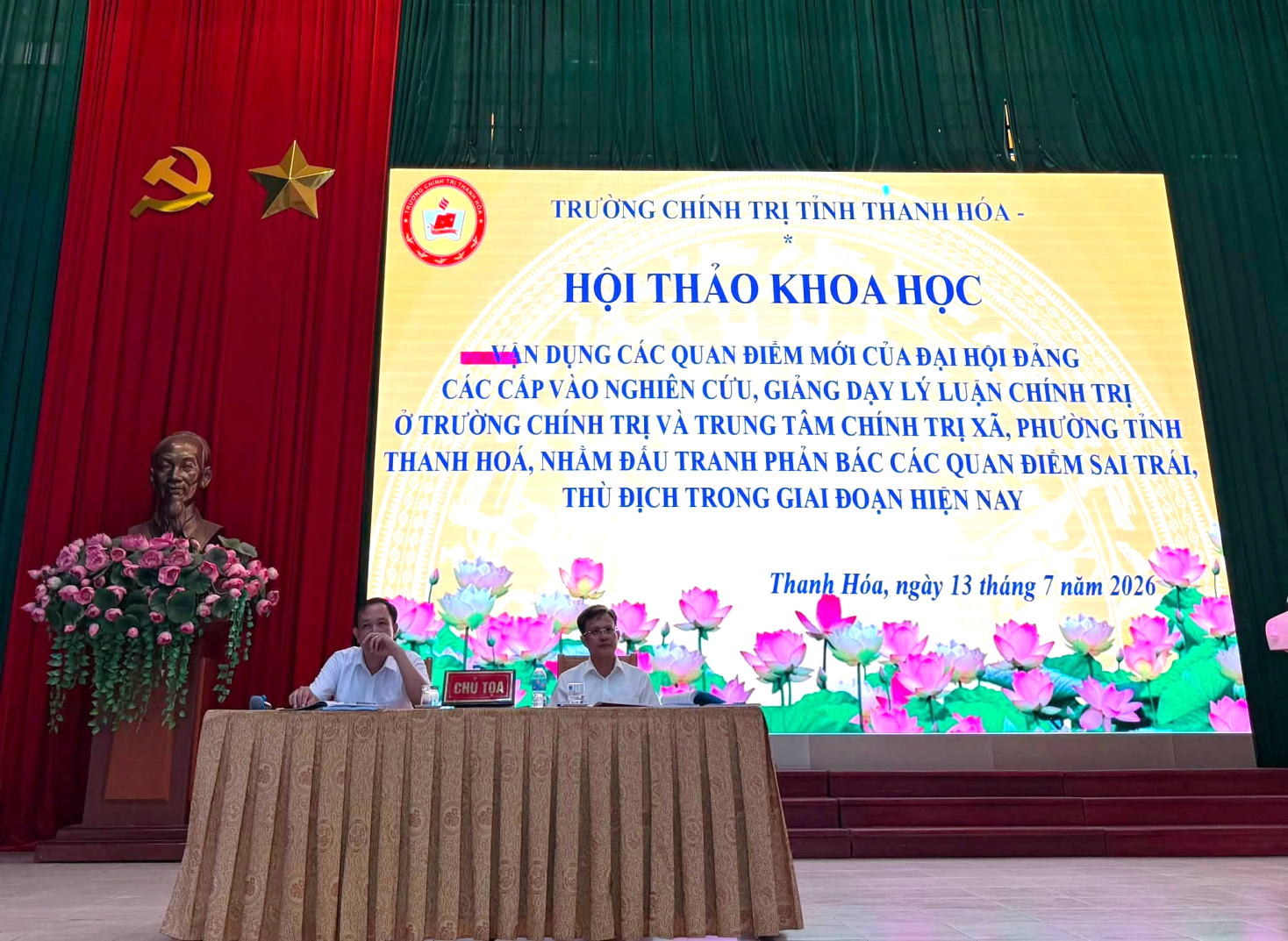 Có thể là hình ảnh về cái bục và văn bản cho biết 'TRƯỜNG ΣΗΊΝΗ TRI TINH THANH HÓA- HỘI THẢO KHO HOC VAN DỤNG CÁC QUAN ĐIỀM MỚI CỦA CỦAĐẠI ĐẠI HỌI ĐẢNG CÁC CÁP VÀO NGHIÊN CỨU, GIẢNG DẠY LÝ LUẬN CHÍNH TRỊ Ở TRƯỜNG CHÍNH TRỊ VÀ TRUNG TÂM CHÍNH TRỊ XÃ, PHƯỜNG TINH THANH HOA, NHÀM ĐÁU TRANH PHẢN BÁC CÁC QUAN ĐIỂM SAI TRÀI, THÙ ĐỊCH TRONG GIAI ĐOẠN HIỆN NAY Thanh Hóa, ngày 13 tháng năm 2026'