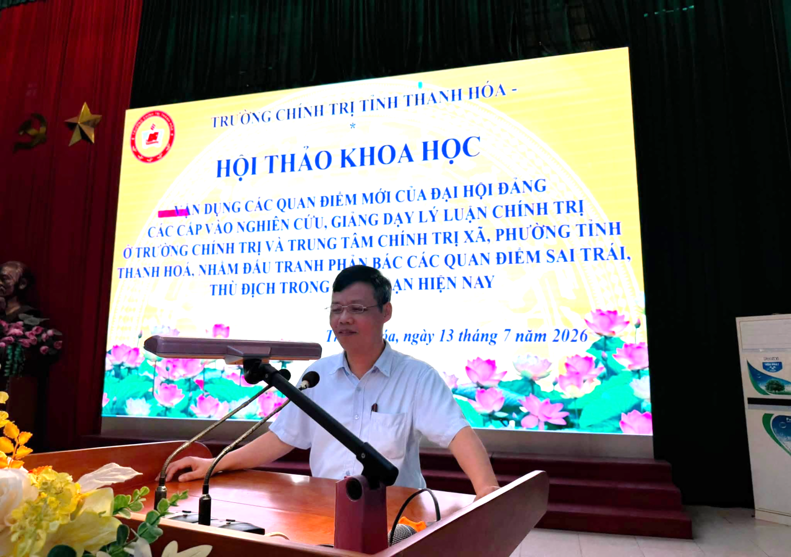 Có thể là hình ảnh về đàn violin, cái bục và văn bản cho biết 'TRƯỞNG TRU ONG CHÍNH TRỊ TÍNH THANH HÓA- HỘI THẢO KHOA HỌC VÀN DỤNG CÁC QUAN ĐIỀM MỚI CỦA ĐẠI HỌI ĐẮNG CÁC CÁP CÁCCÁPVÀO VẢO NGHIÊN CỨU, GIẢNG DẠY LÝ LUẬN CHÍNH TRỊ Ơ ÖTRƯỜNG CHÍNH TRỊ VÀ TRUNG TÂM CHÍNH TRỊ XÃ, PHƯỜNG TINH THANH HOA, NHÀM ĐÁU TRANH PHẢA PHINBÁC CÁC QUAN ĐIỂM SAI TRÁI, ΤΗ΄ ĐỊCH TRONG ẠN HIỆN NAY óa, ngày 13 tháng 7 năm 2026'