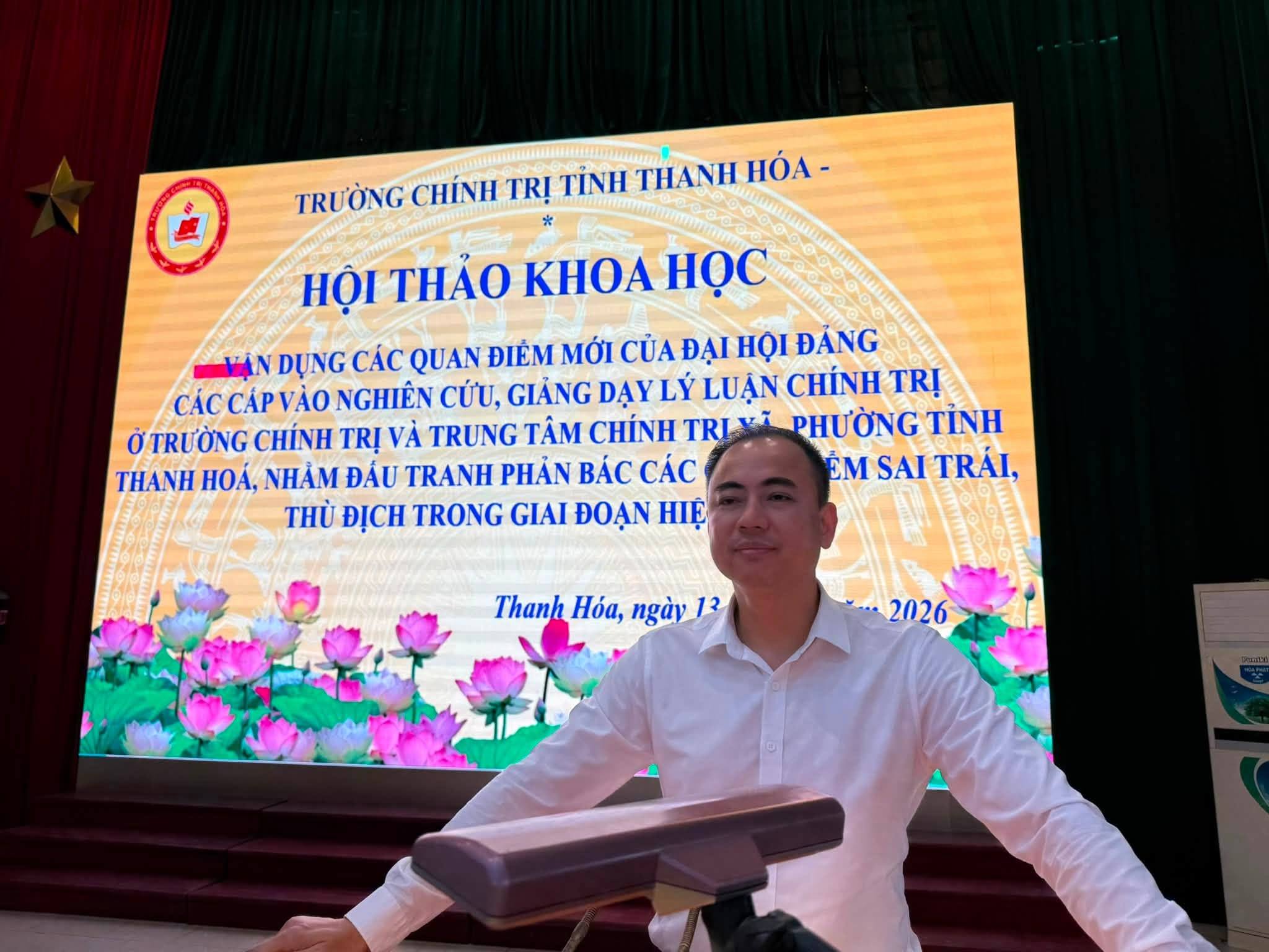 Có thể là hình ảnh về văn bản cho biết 'TRƯỞNG CHÍNH TRỊ ΤΊΝΗ THANH HÓA- HỘI THẢO KHO HOC VN DỤNG CÁC QUAN ĐIỂM MỚI CỦA ĐẠI HỌI ĐẢNG CÁC CÁP VÀO NGHIÊN CỨU, GIẢNG DẠY LÝ LUẬN CHÍNH TRỊ ÖTRƯỜNG CHÍNH TRỊ VÀ TRUNG TÂM CHÍNH TRL PHƯỜNG TÍNH THANH HOÁ, NHẢM ĐÁU TRANH PHẢN BÁC CÁC EM SAI TRÁI, THÙ ĐỊCH TRONG GIAI ĐOẠN HIỆ Thanh Hóa, ngày 2026'