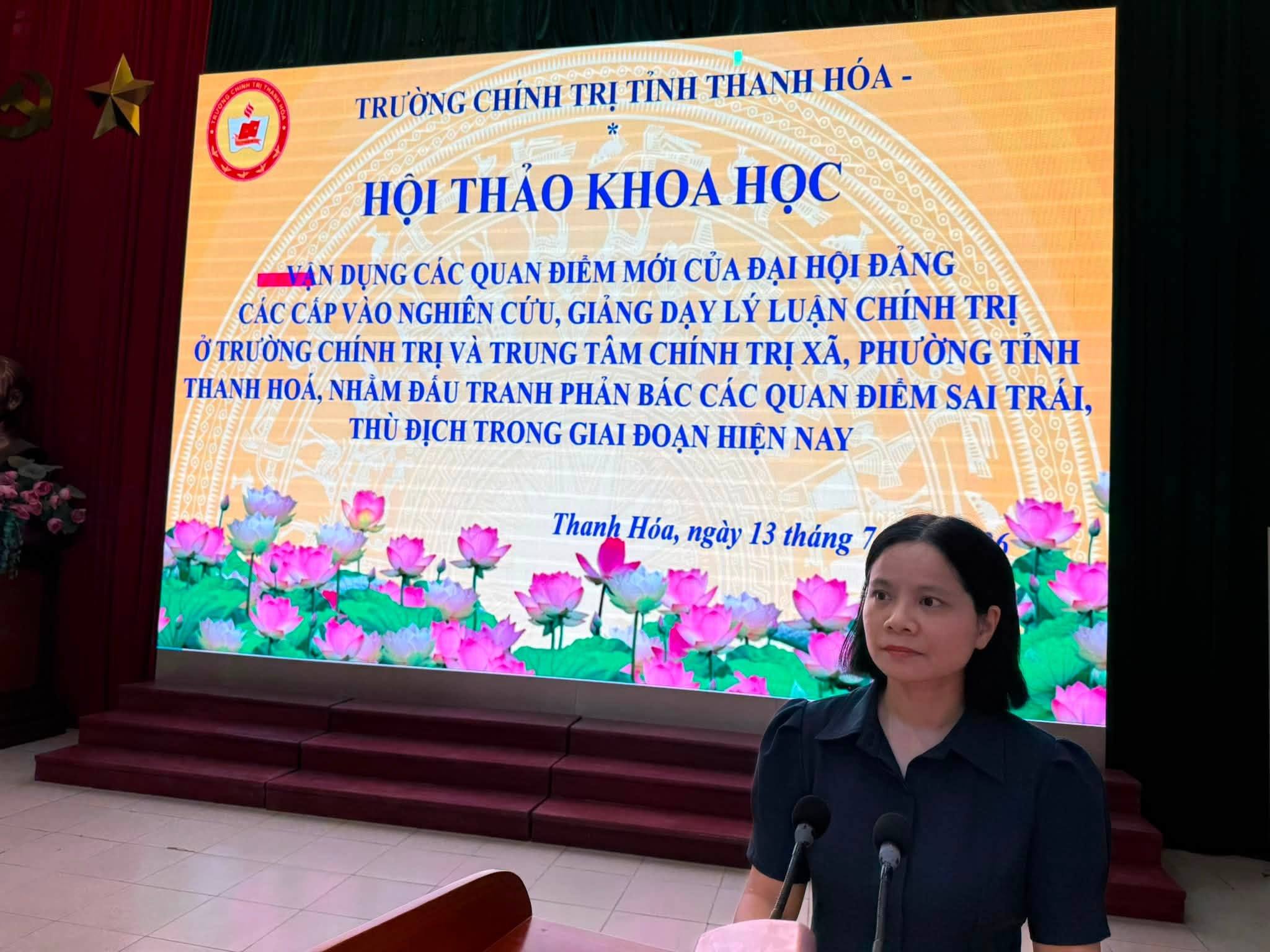 Có thể là hình ảnh về cái bục và văn bản cho biết 'TRƯỜNG CHÍNH TRI TỈNH THANH HÓA- HỘI THẢO KHOA HOC VẢN DỤNG CÁC QUAN ĐIỂM MỚI CỦA ĐẠI HỌI ĐẢNG CÁC CÁP VÀO NGHIÊN CỨU, GIẢNG DẠY LÝ LUẬN CHÍNH TRỊ OTRƯỜNG CHÍNH TRỊ VÀ TRUNG TÂM CHÍNH TRỊ XÀ, PHƯỜNG' TINH THANH HOÁ, NHẢM ĐÁU TRANH PHẢN BÁC CÁC QUAN ĐIỂM SAI TRAI, THÙ ĐỊCH TRONG GIAI ĐOẠN HIỆN NAY Thanh Hóa, ngày 13 tháng'