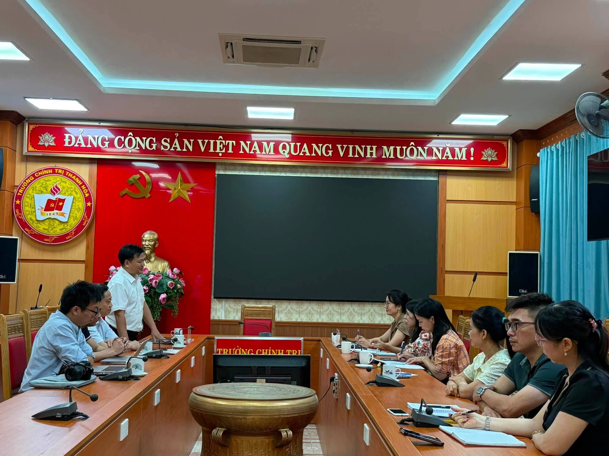 Có thể là hình ảnh về một hoặc nhiều người và văn bản