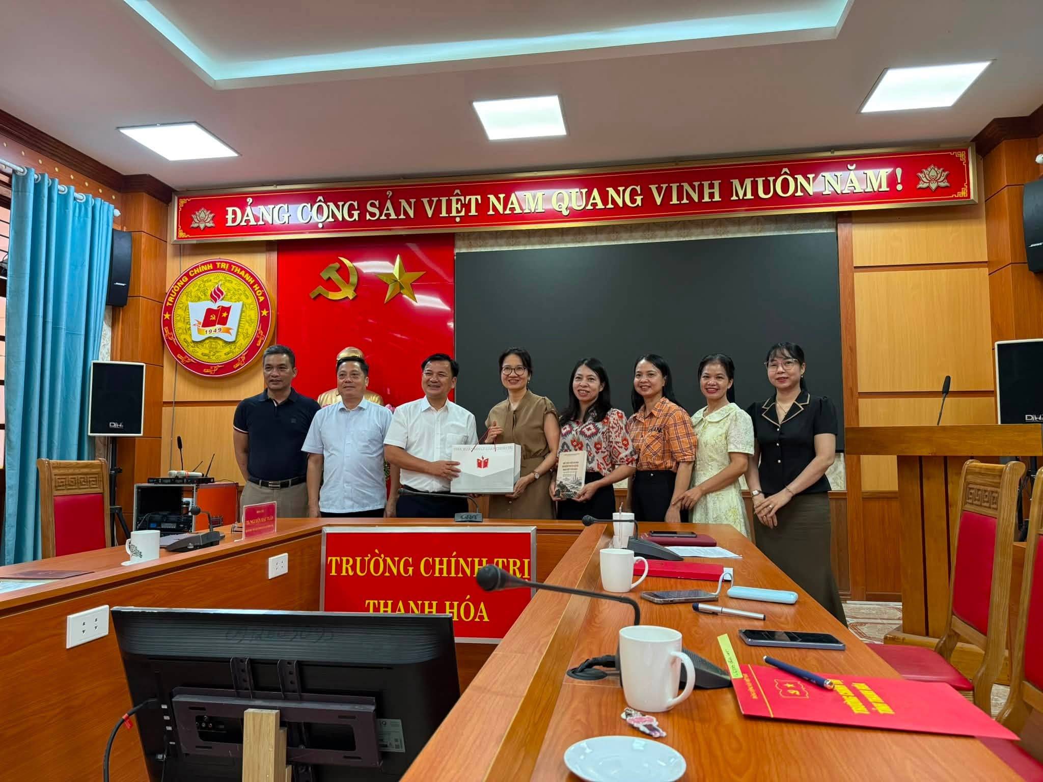 Có thể là hình ảnh về một hoặc nhiều người và văn bản cho biết 'ĐÁNGCỘNG ĐÁNG CỘNG SAN VIỆT NAM NAMQUANG INH M MUÔN AM! MUÔNNAM! បុិបទ () TRƯỜNG CHÍNP TRƯỜNGCHINPTR . ΤΔΝΗΗOA HÓA 安かる'