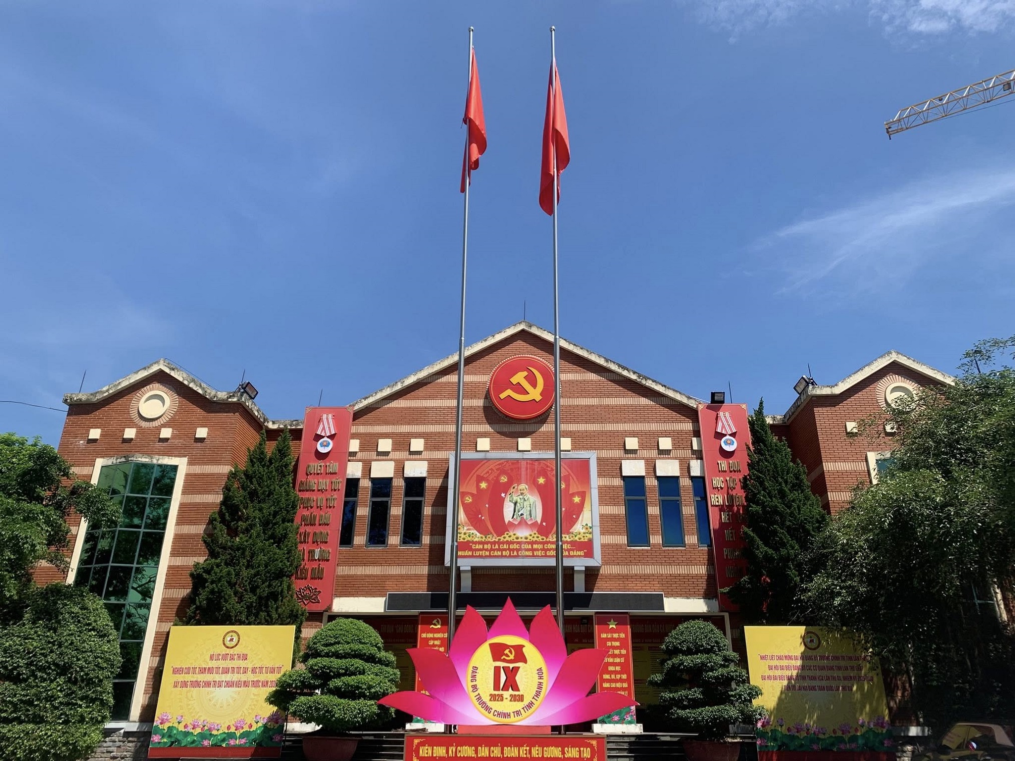 Giải pháp nâng cao hiệu quả thực hiện mối quan hệ giữa dân chủ và kỷ cương ở Trường Chính trị tỉnh Thanh Hóa hiện nay.jpg