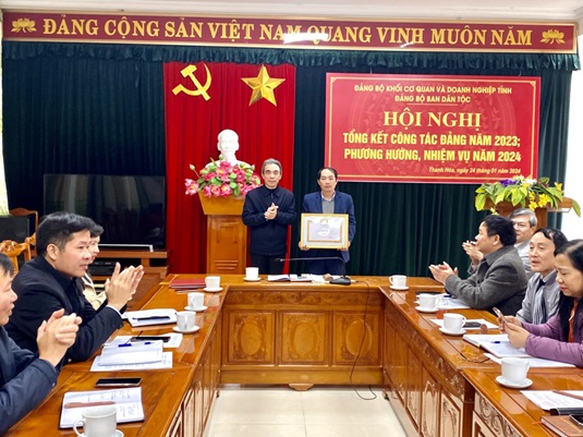 Tặng giấy khen cho chi bộ và các đảng viên hoàn thành xuất sắc nhiệm vụ.