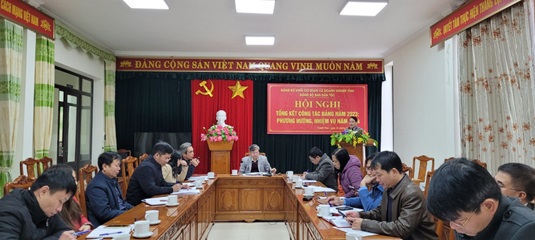 Các đồng chí đảng viên tham gia phát biểu ý kiến tại hội nghị