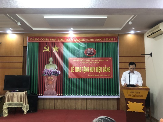 Lễ trao Tặng Huy Hiệu 30 năm tuổi Đảng cho đảng viên Đảng bộ Ban Dân tộc tỉnh Thanh Hóa