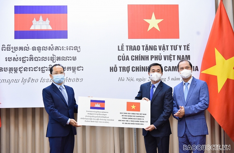 Thứ trưởng Ngoại giao Nguyễn Quốc Dũng, Thứ trưởng Y tế Trần Văn Thuấn trao tượng trưng vật tư y tế của Việt Nam hỗ trợ Campuchia ứng phó với dịch Covid-19. (Ảnh: Nguyễn Hồng) Thứ trưởng Ngoại giao Nguyễn Quốc Dũng, Thứ trưởng Y tế Trần Văn Thuấn trao tượng trưng vật tư y tế của Việt Nam hỗ trợ Campuchia ứng phó với dịch Covid-19. (Ảnh: Nguyễn Hồng)