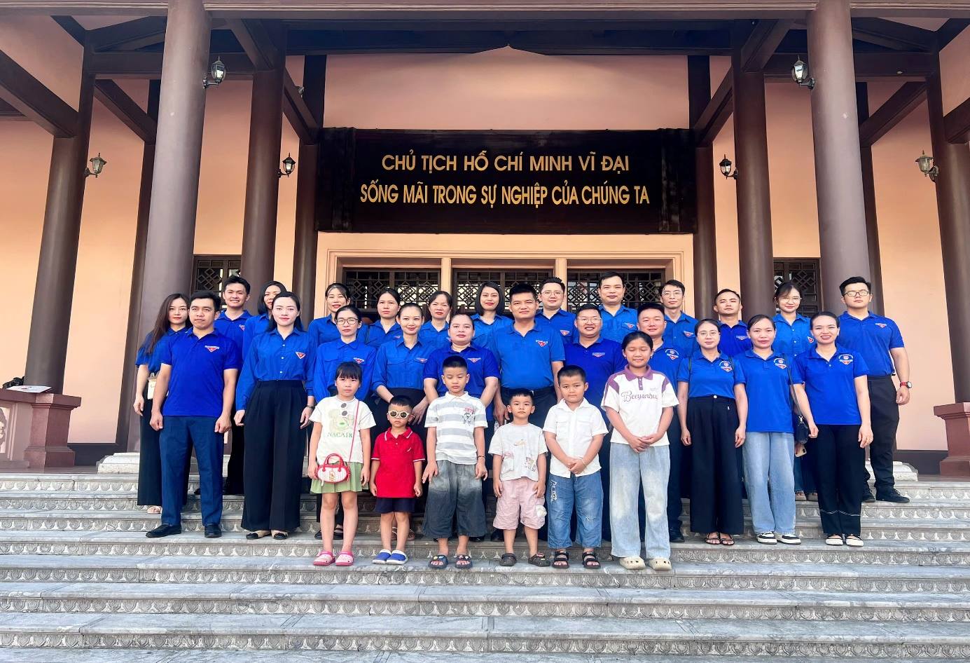 Đoàn Thanh niên Sở Nội vụ tổ chức dâng hương, dâng hoa tri ân các anh hùng liệt lỹ nhân kỷ niệm 79 năm ngày Thương binh - Liệt sĩ