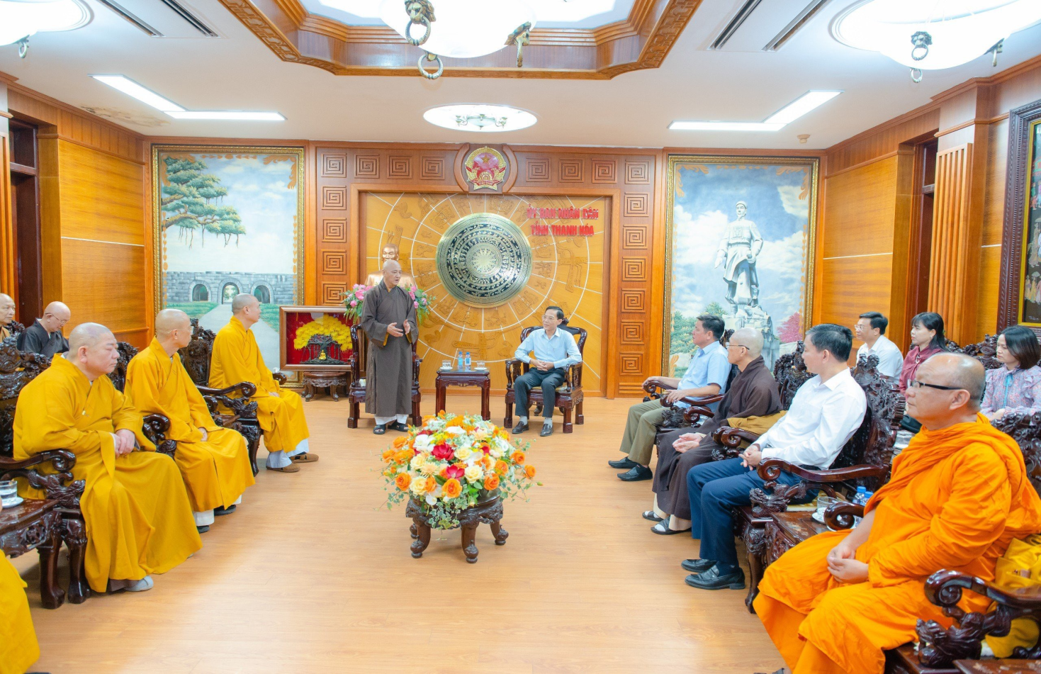 Đồng chí Đầu thanh Tùng, Tỉnh ủy viên, PCT UBND tỉnh, đồng chí Trần Quốc Huy, Tỉnh ủy viên, Giám đốc Sở Nội vụ tiếp Đoàn Ban Pháp chế Trung ương Giáo hội Phật giáo Việt Nam