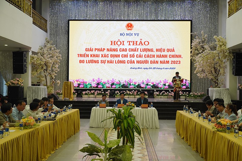Các đồng chí: Phạm Minh Hùng, Vụ trưởng Vụ CCHC (Bộ Nội vụ), Chánh Văn phòng Ban Chỉ đạo CCHC của Chính phủ; Hồ An Phong, Tỉnh ủy viên, Phó Chủ tịch UBND tỉnh chủ trì hội thảo