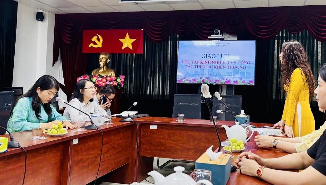 Đồng chí Võ Hồng Vân, Trưởng Phòng Thi đua - Khen thưởng, Trưởng đoàn công tác phát biểu tại buổi làm việc