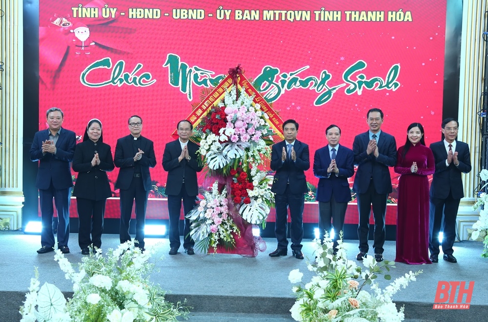 Bí thư Tỉnh ủy Nguyễn Doãn Anh cùng các đồng chí lãnh đạo tỉnh tặng hoa chúc mừng Đức Giám mục Nguyễn Đức Cường và các chức sắc Giáo phận Công giáo Thanh Hóa