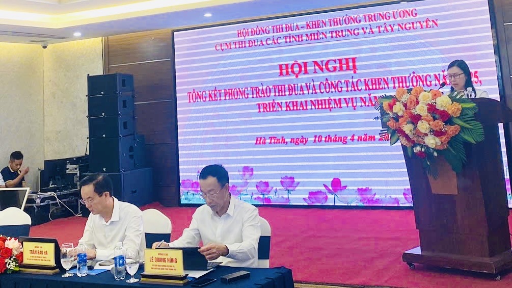Đồng chí Lê Quang Hùng - Phó Chủ tịch UBND tỉnh Thanh Hóa cùng đoàn đại biểu tham dự phiên chính thức (Ảnh: SNV)