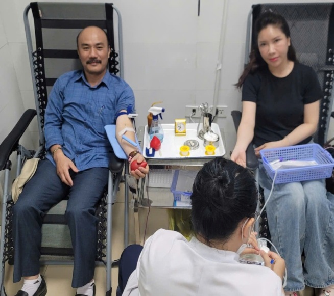 Đồng chí: Trịnh Văn Cường, Trịnh Văn Thành, Lê Mai Anh hiến máu tại Bệnh viện Đa khoa tỉnh Thanh Hóa.