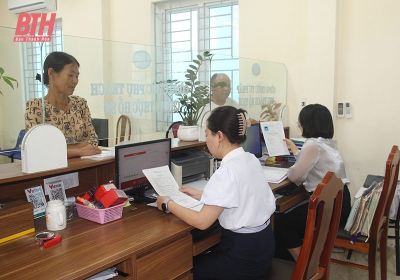 Công chức bộ phận “một cửa” phường Đông Hải (TP Thanh Hóa) giải quyết thủ tục hành chính cho người dân.