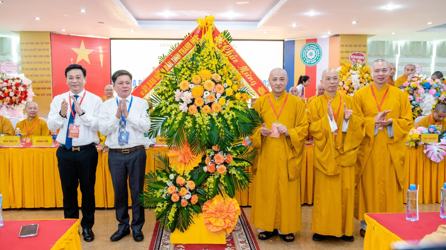 Đồng chí Trần Quốc Huy, Tỉnh ủy viên, Giám đốc Sở Nội vụ tặng hoa chúc mừng
